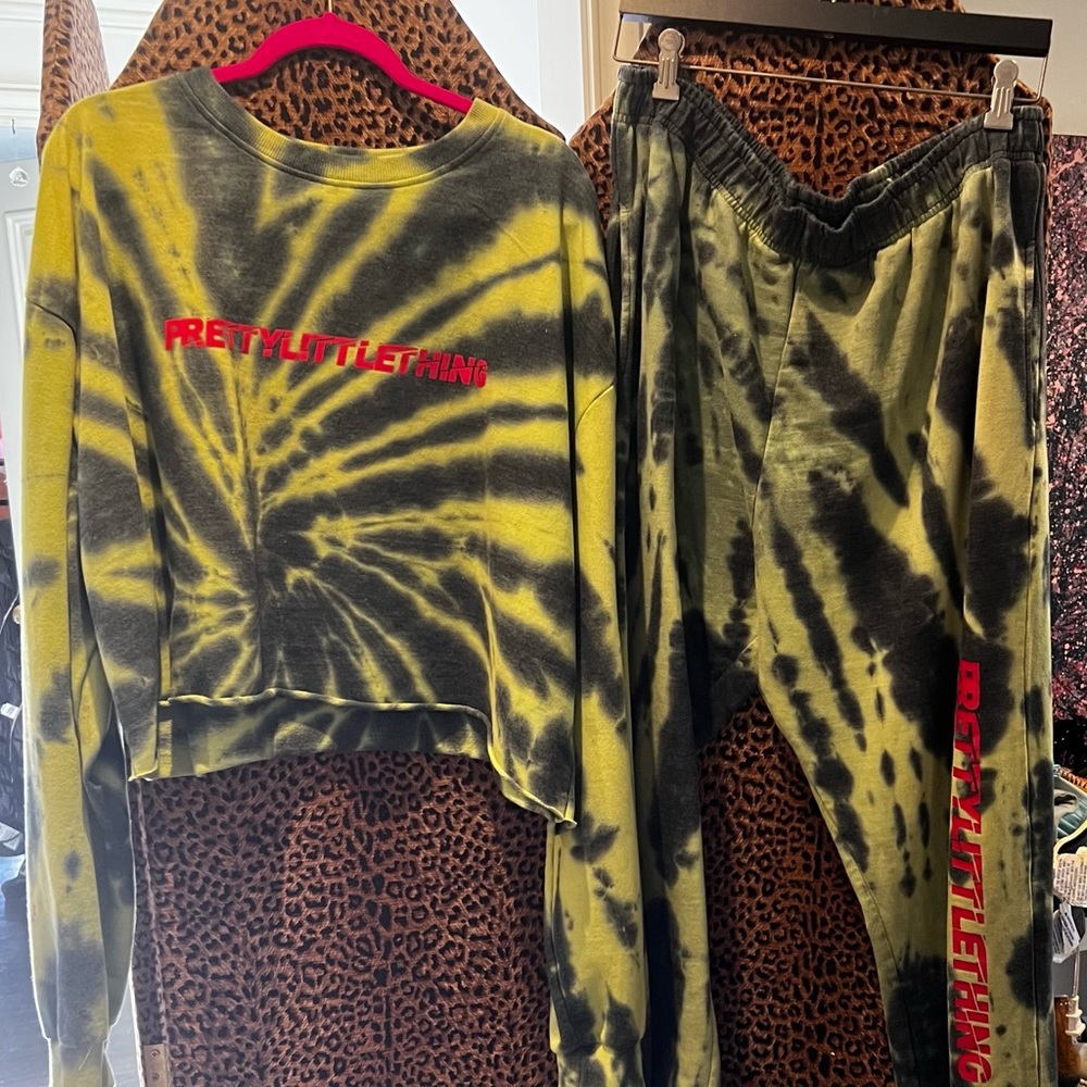 PRETTY LITTLE THING JOGGER AND MATCHING TIE DIE CUT OFF HOODIE